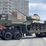 【ロシア軍事パレード演習】戦車なく、旧ソ連軍の主力戦車T34を何故か軍用車両に積載　どうやら動かない模様
